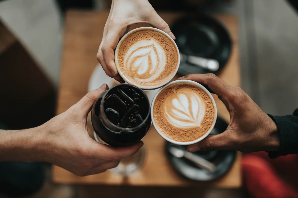 "القهوة في قطر والكوبي في إندونيسيا: قصة إنتاج ومذاق". الصورة من موقع unsplash by Nathan Dumlao