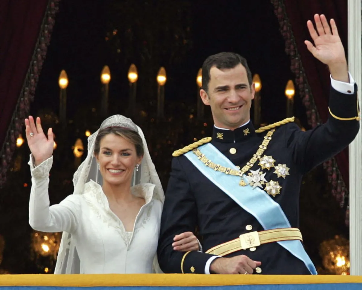 زواج الأمير فيليب آنذاك وليتيزيا أورتيز ( Letizia Ortiz and her husband Prince Felipe). مصدر الصورة: CHRISTOPHE SIMON / AFP