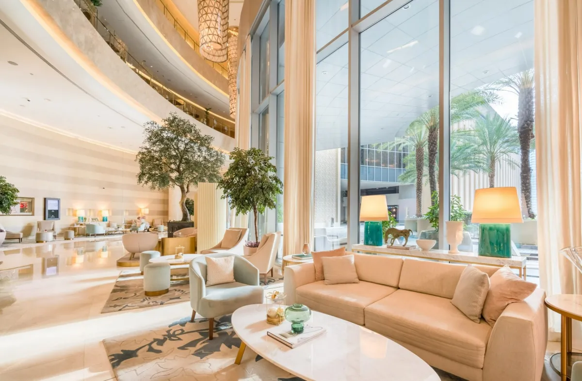 إمكانية الوصول إلى مجموعة واسعة من المتاجر والعلامات التجارية الكبرى وخيارات نمط الحياة عبر ردهة الفندق