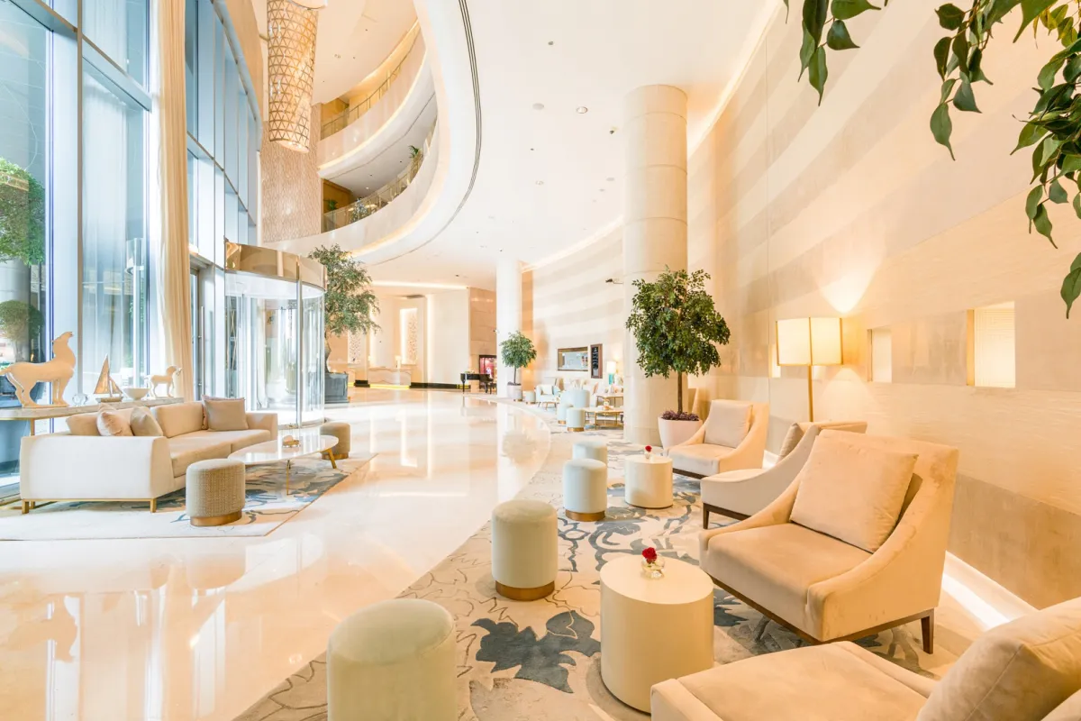 إمكانية الوصول إلى مجموعة واسعة من المتاجر والعلامات التجارية الكبرى وخيارات نمط الحياة عبر ردهة الفندق