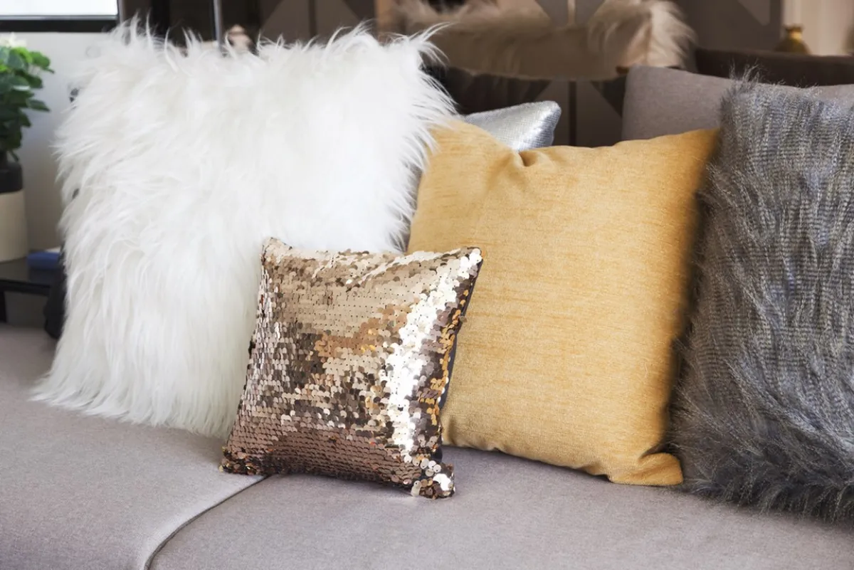 وسائد موزعة على الأريكة