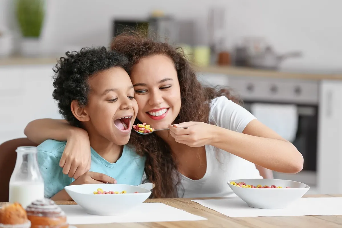 صورة لأم تطعم طفلها بحب  