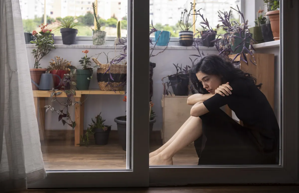 خصال المرأة الانطوائية وكيفية التعامل معها