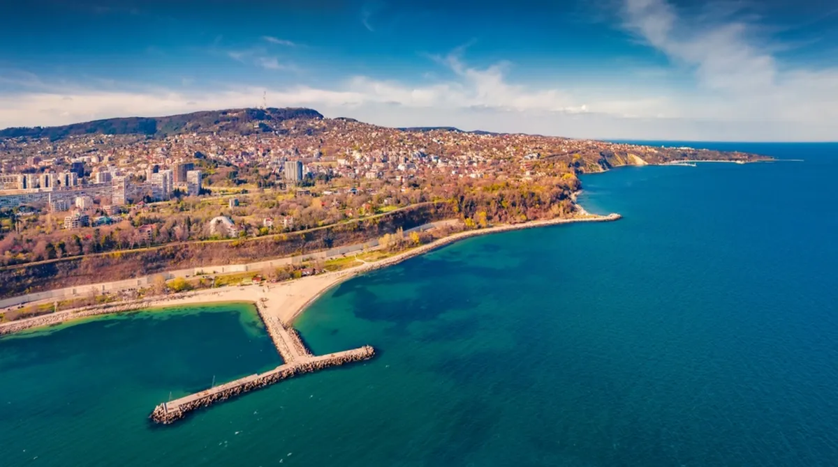 إطلالة على مدينة فارنا النابضة بالحياة 