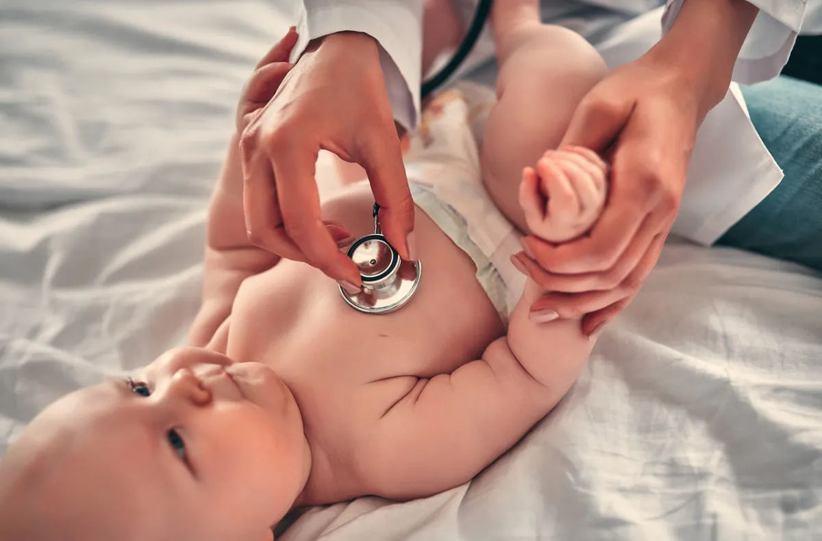 صورة لقياس ضربات قلب المولود