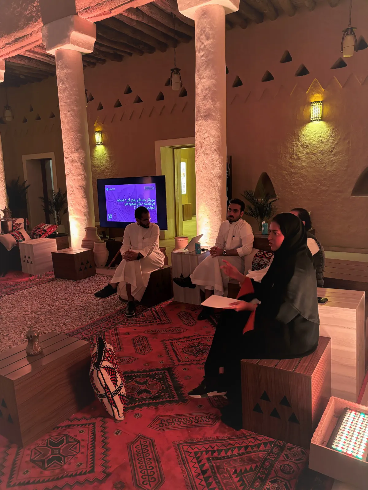 جانب جلسة حوارية  في  فعاليات "ملتقى العمارة التقليدية" في حي الطريف التاريخي بمنطقة الدرعية