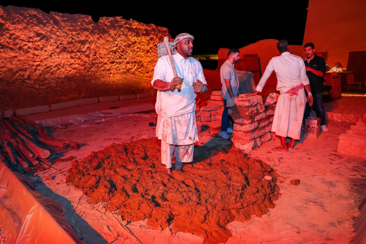 جانب من عمل الحرفيين في  فعاليات "ملتقى العمارة التقليدية" في حي الطريف التاريخي بمنطقة الدرعية