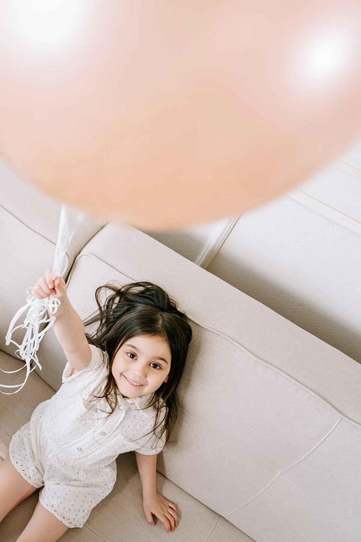 صورة طفلة تحمل البالون