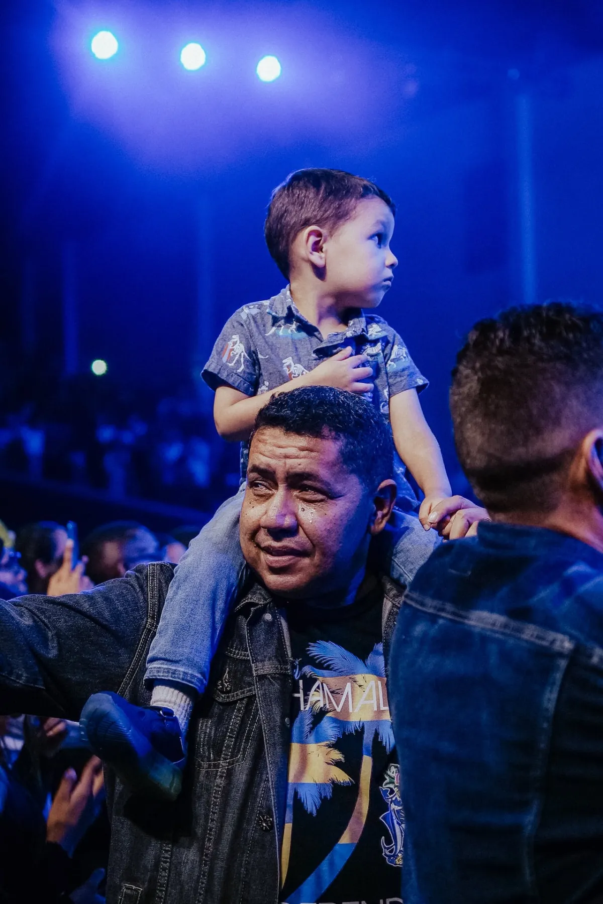 صورة أب مسؤول عن ابنه