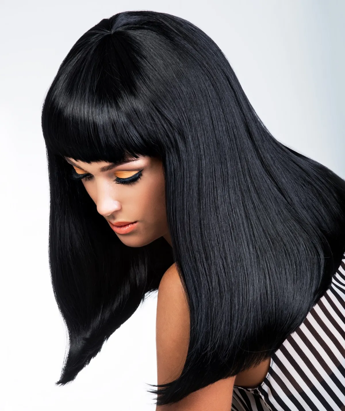 الشعر الأسود الفحمي - الصورة من Freepik 