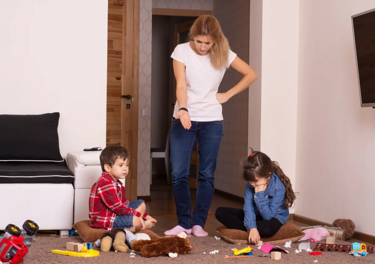 صورة لأم توبخ أطفالها