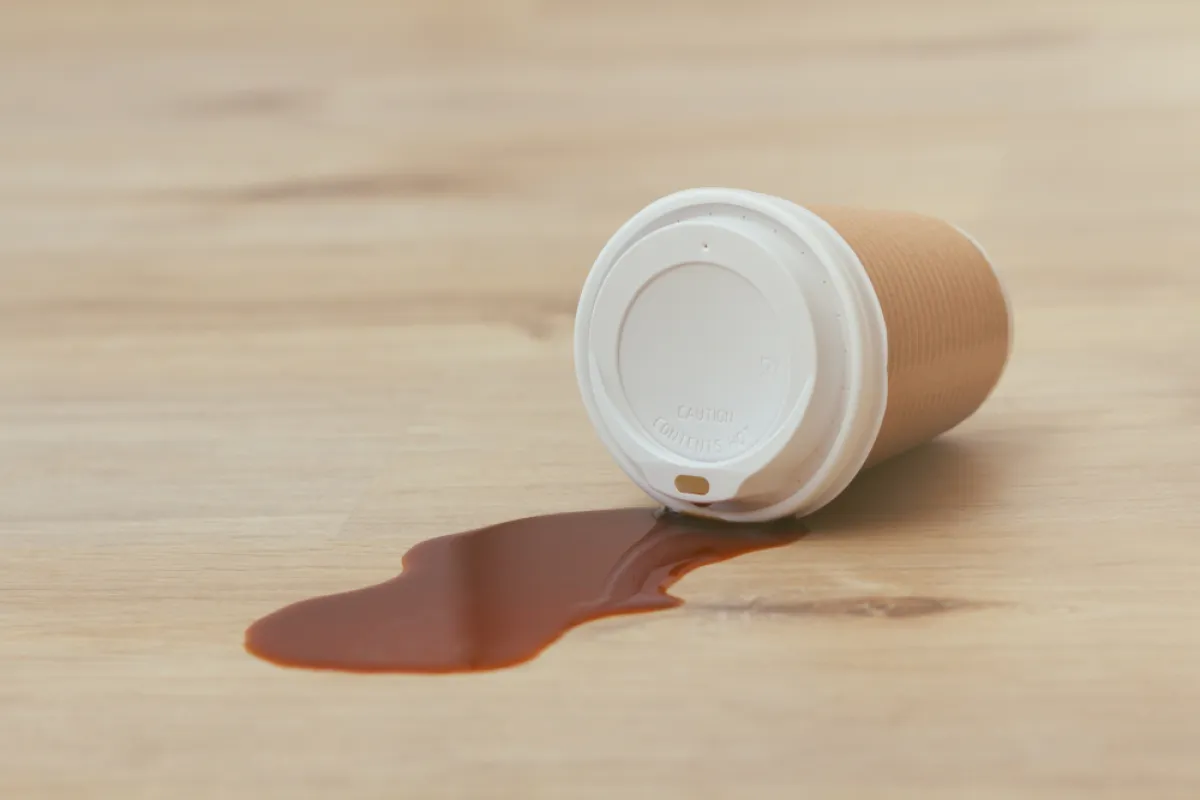 انسكاب القهوة على الأرضية حادث منزلي شائع