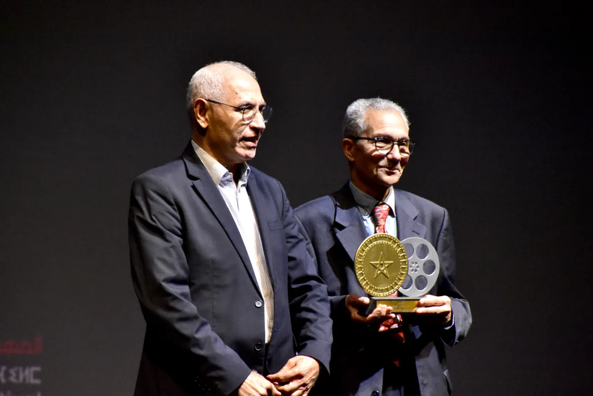 لحظة تكريم المخرج عبد القادر لقطع