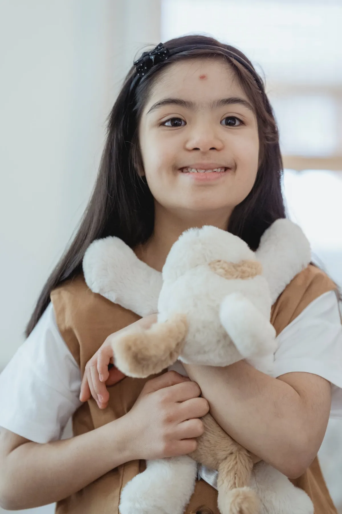 صورة طفلة تحمل لعبتها المفضلة