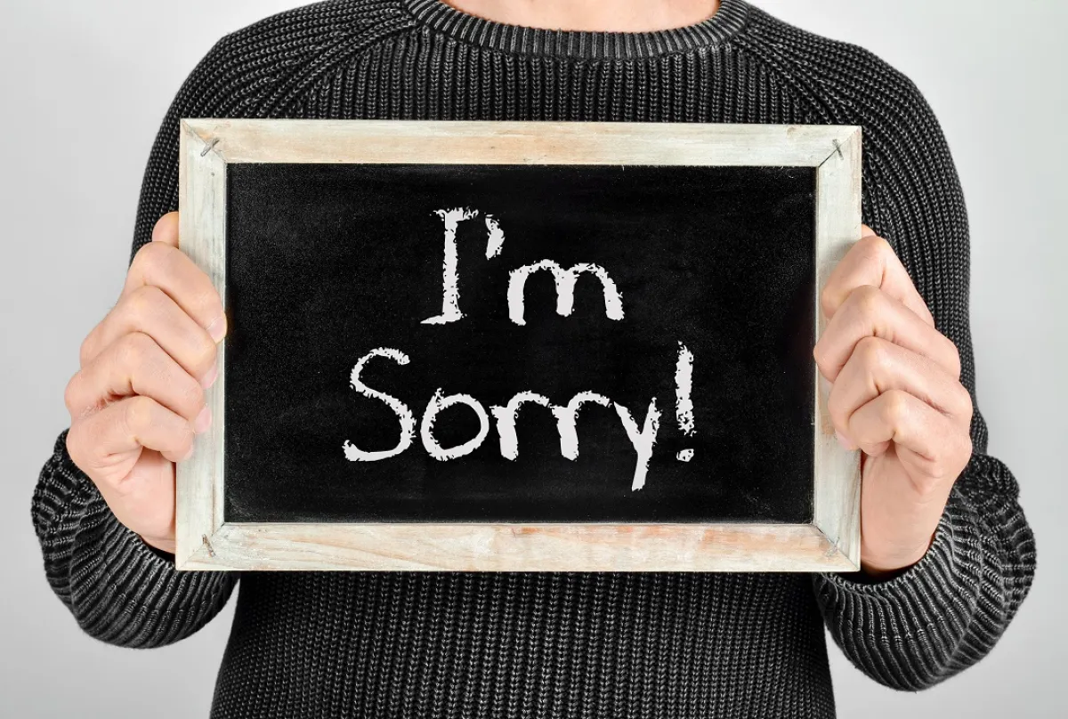 صورة لطفل يقدم اعتذاره