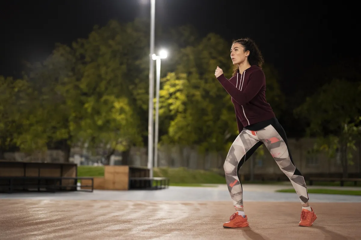 للاستفادة من المشي السريع يجب بدء الإحماء ببطء ثم تحريك القدم للأمام (المصدر: Freepik)