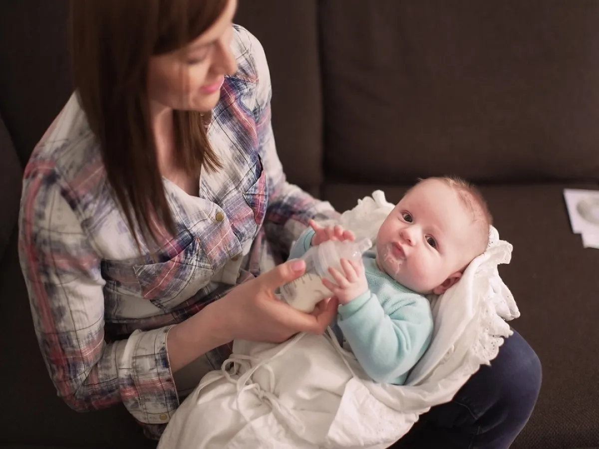 صورة لأم تحمل طفلها الرضيع