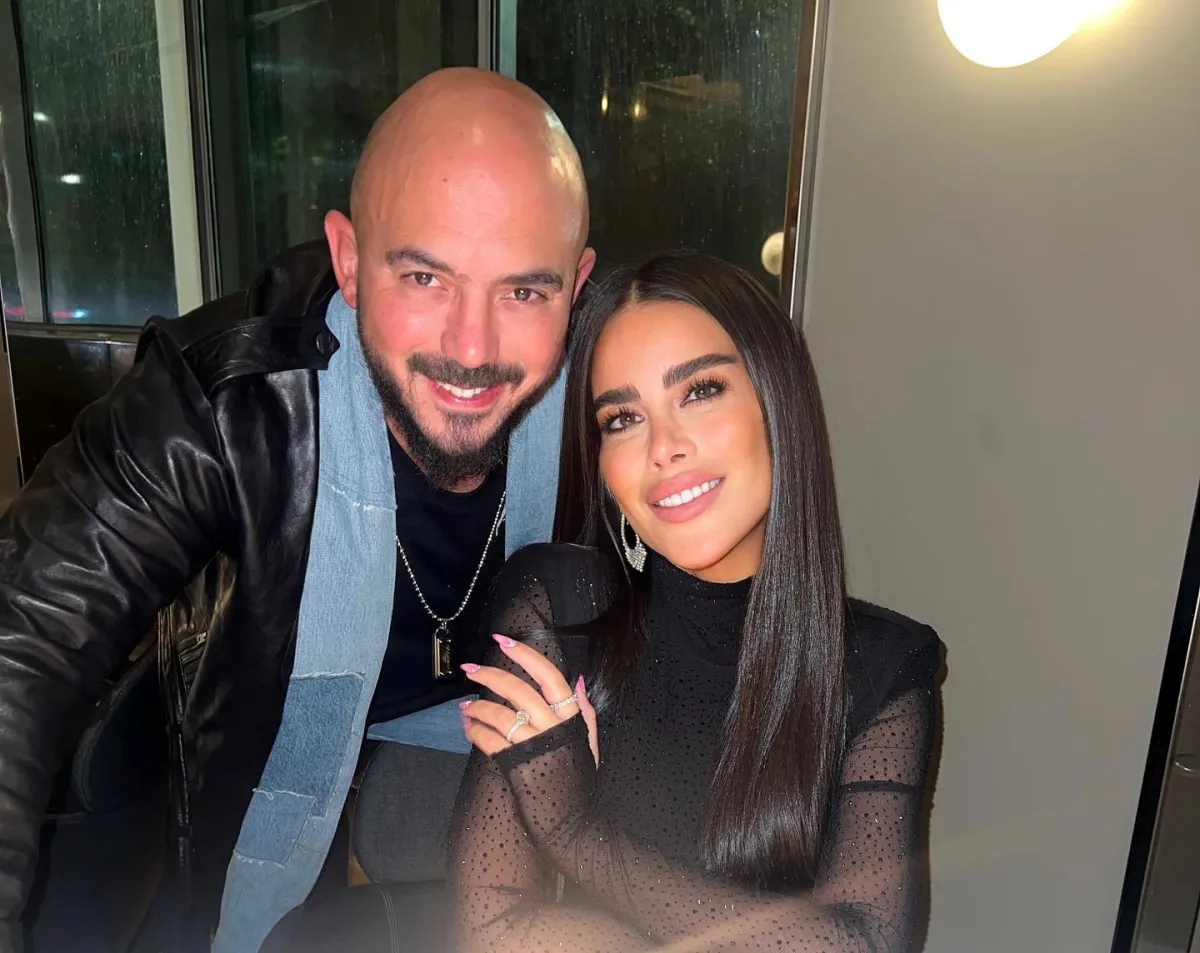 محمود العسيلي وزوجته - الصورة من صفحته الرسمية على الفيس بوك