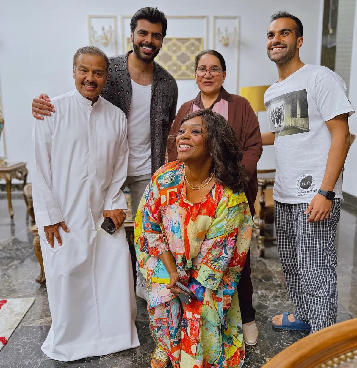 سعاد عبدالله أثناء زيارتها ل لوكيشن العمل وصورة برفقة محمد النشمي وعبدالرحمن العقل وفتات سلطان - الصورة من حسابه على الانستغرام