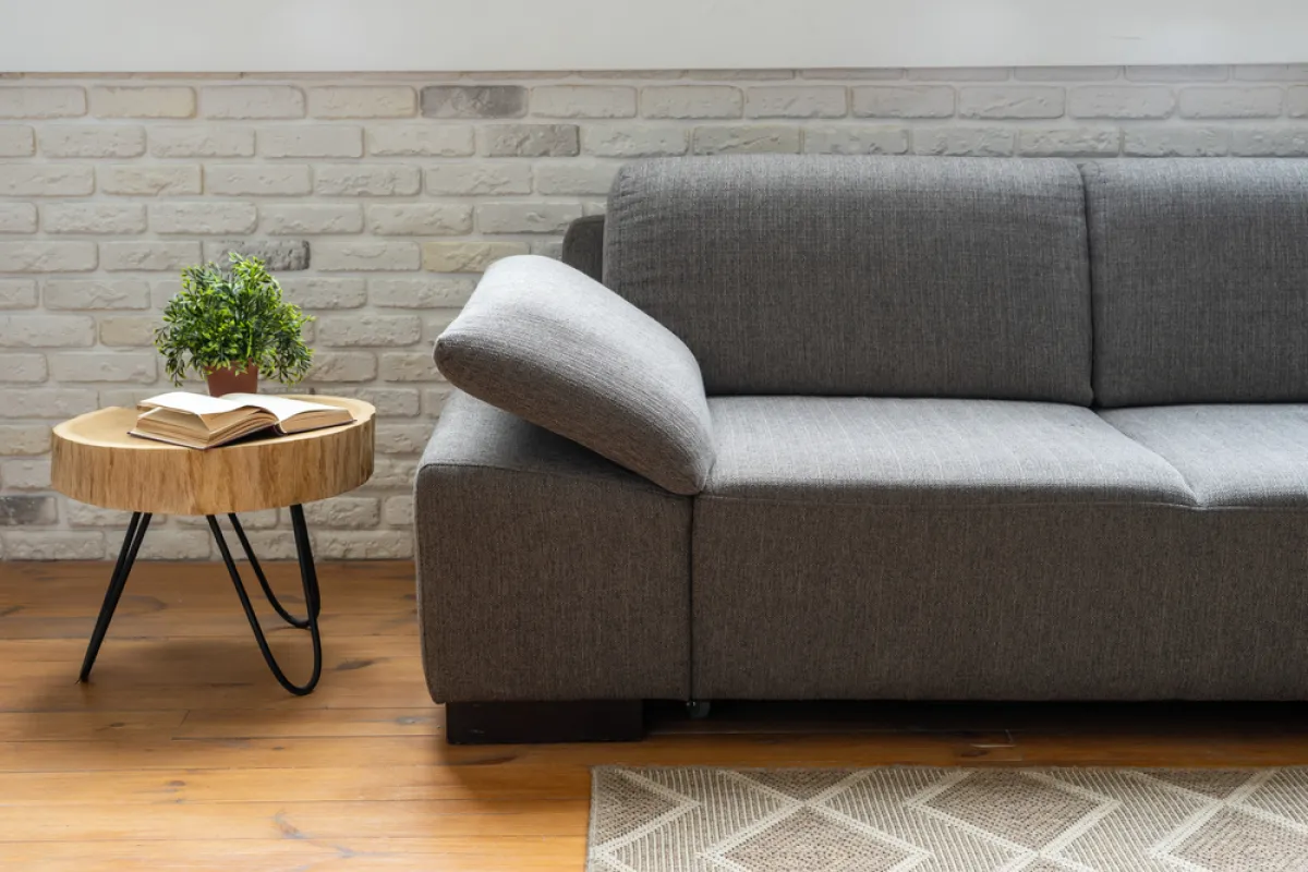 طاولة جانبية في غرفة الجلوس