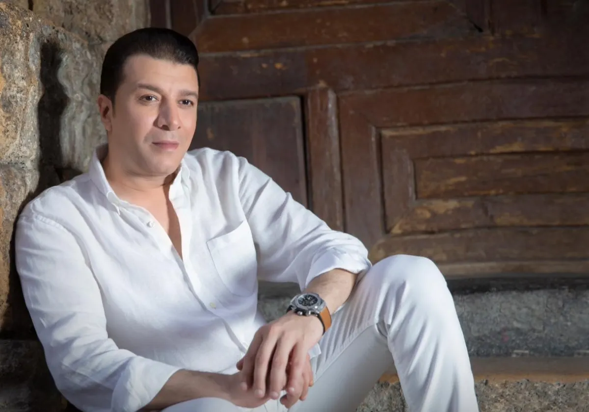 مصطفى كامل - الصورة من صفحته الرسمية على الـ "فيسبوك"