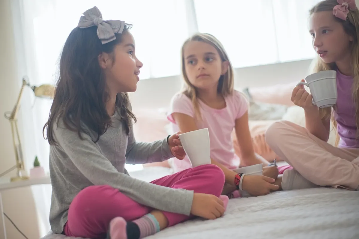 صورة لثلاث فتيات يتزاورن