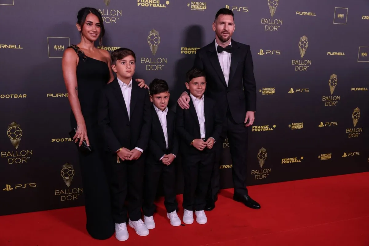 ليونيل ميسي وزوجته أنتونيلا ريكوزو وأبناؤهما الثلاثة (Lionel Messi and his wife Antonella Roccuzzo). مصدر الصورة: FRANCK FIFE / AFP