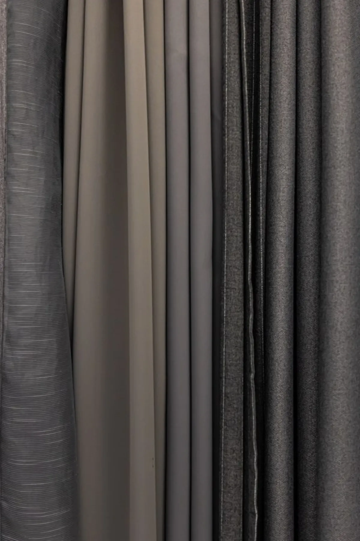 ستائر مصبوغة أنسجتها بدرجات مختلفة من الرمادي