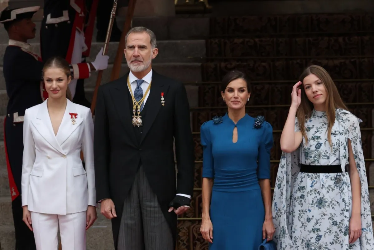 من اليسار الأميرة ليونور، الملك فيليب، الملكة ليتيزيا والأميرة صوفيا (Princess Leonor with King Felipe, Queen Letizia and Princess Sofia). مصدر الصورة: Pierre-Philippe MARCOU / AFP