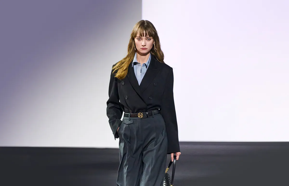 تنسيق السروال القماش من ميتروسيتي Metrocity (الصورة من موقع Launchmetrics/Spotlight ©)