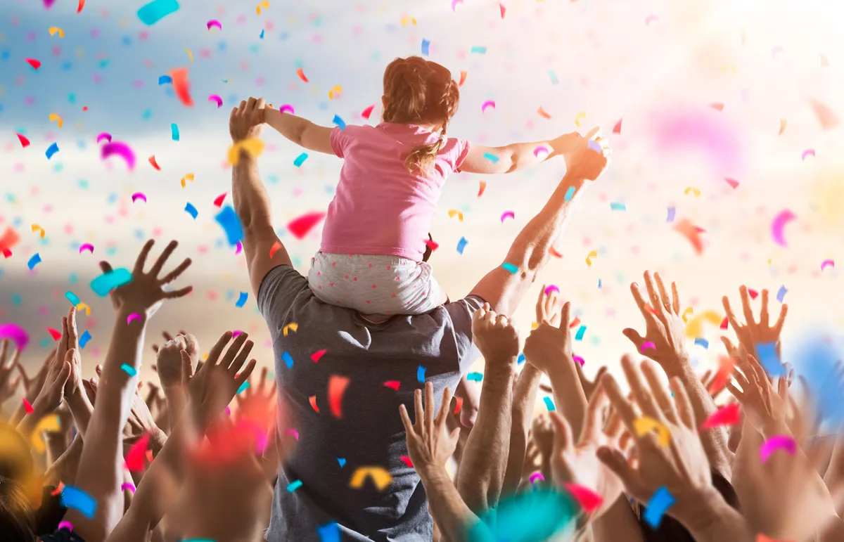 طرق لتجنب فقدان طفلك في زحام موسم الرياض 2023 - الصورة من Shutterstock 