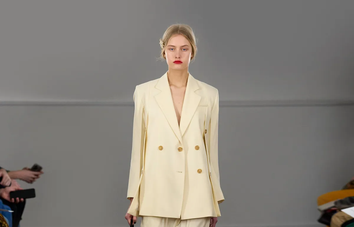 جاكيت بليزر لخريف 2023.. من يودون تشوي Eudon Choi (الصورة من موقع Launchmetrics/Spotlight ©)