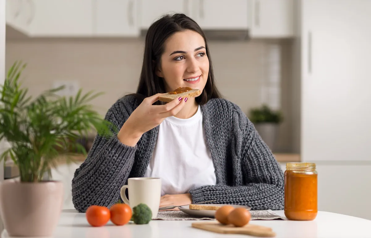 تناولي الأطعمة التي تحتوي على البروتين مثل البيض (المصدر: Shutterstock)