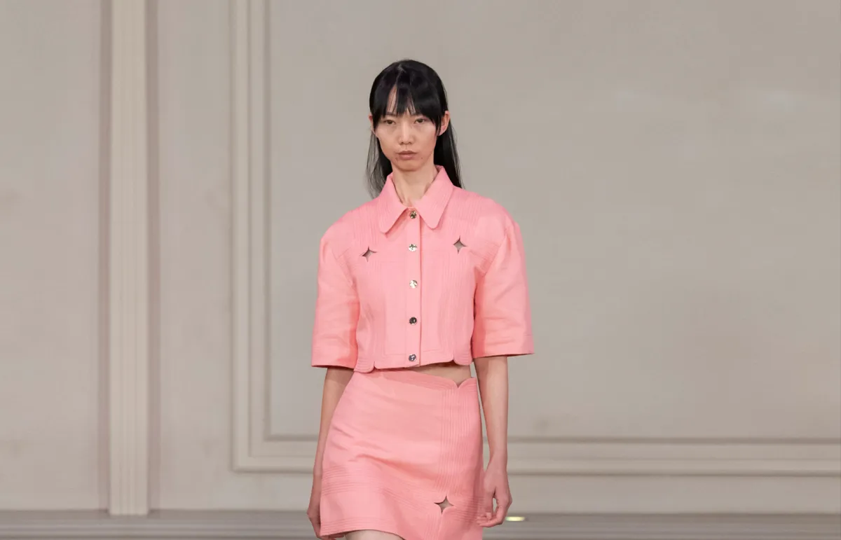 تنورة رسمية باللون الوردي من Acler (الصورة من موقع Launchmetrics/Spotlight ©)