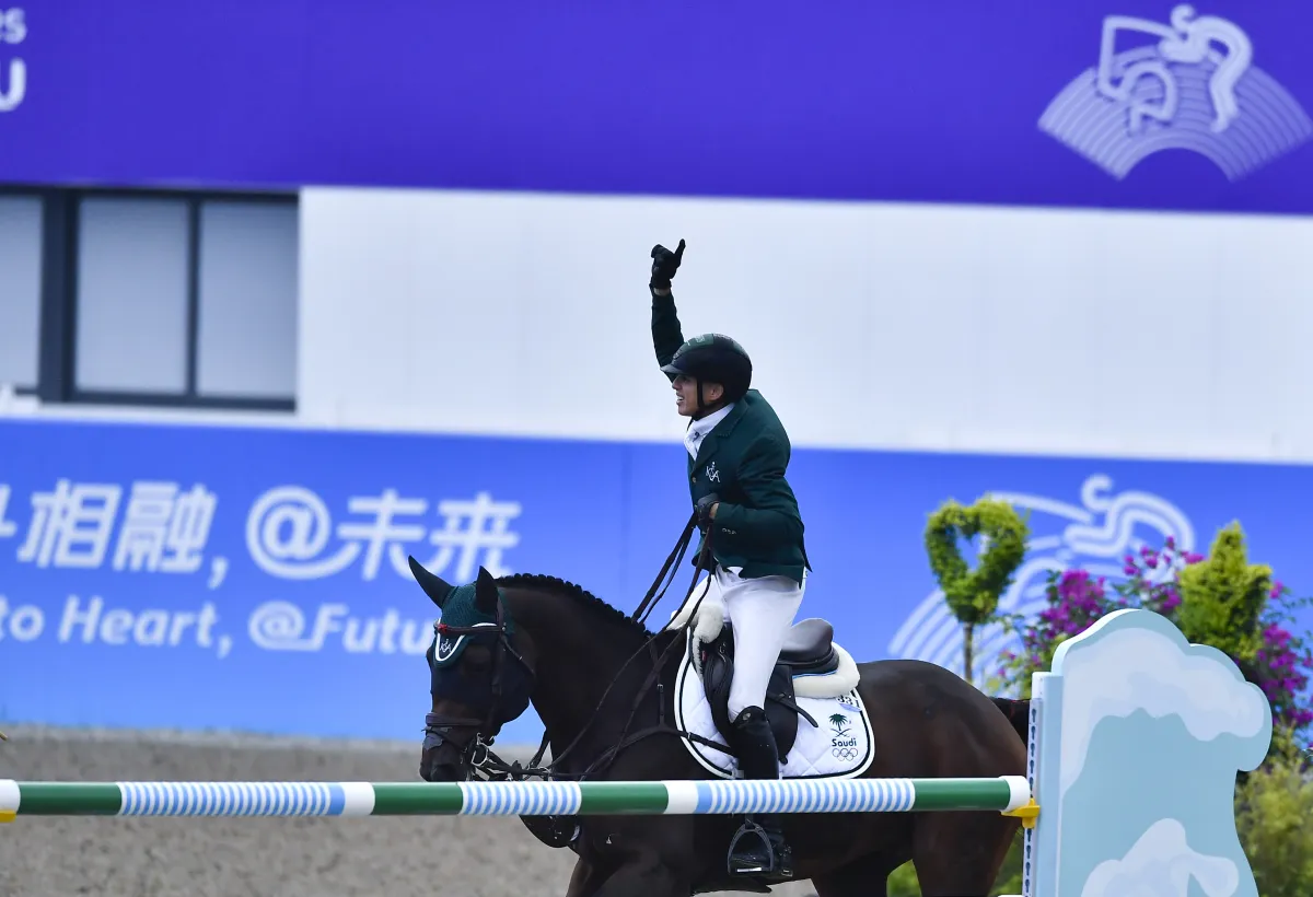 البطل السعودي عبدالله الشربتلي يحصل على ذهبية الفروسية لقفز الحواجز "فردي" في دورة الألعاب الآسيوية - الصورة من حساب اللجنة الأولمبية والبارالمبية على إكس
