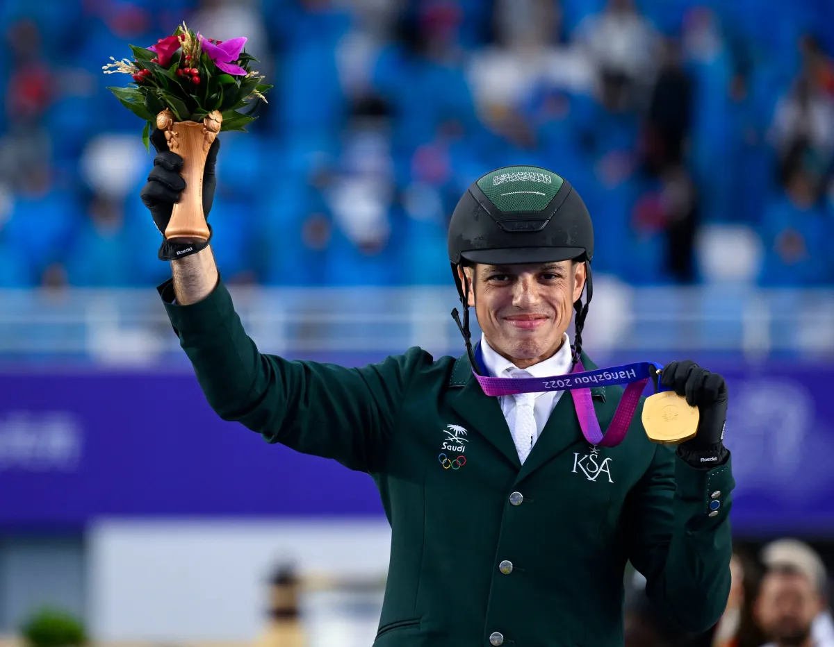 البطل السعودي عبدالله الشربتلي يحصل على ذهبية الفروسية لقفز الحواجز "فردي" في دورة الألعاب الآسيوية - الصورة من حساب اللجنة الأولمبية والبارالمبية على إكس