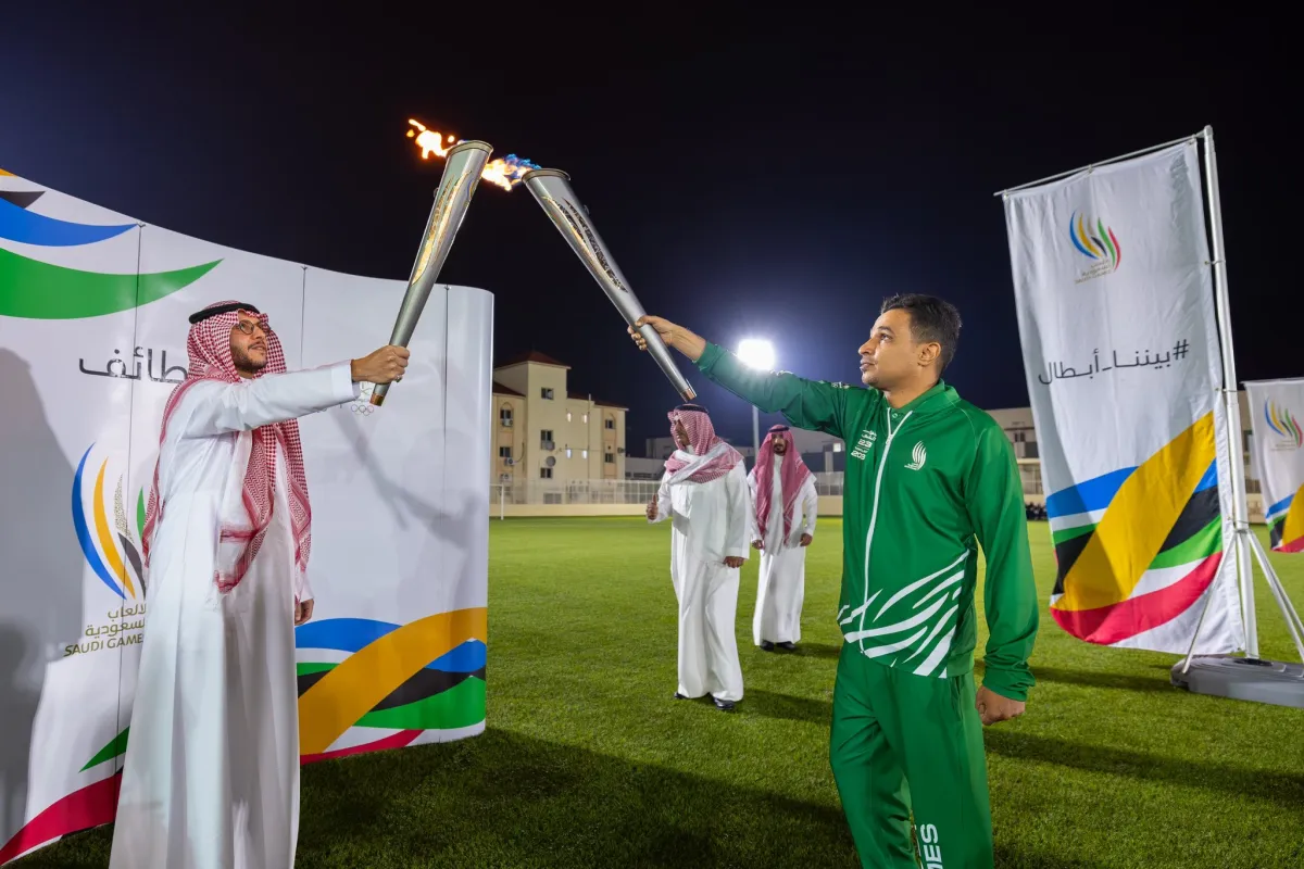 شعلة الألعاب السعودية تجوب المواقع التاريخية والرياضية في الطائف. الصورة من حساب دورة الألعاب السعودية على منصة X