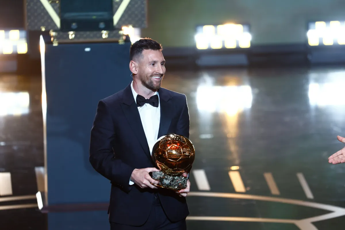 ميسي يتوج بالكرة الذهبية  للمرة الثامنة في تاريخه - الصورة من حساب Ballon d'Or France Football على إكس