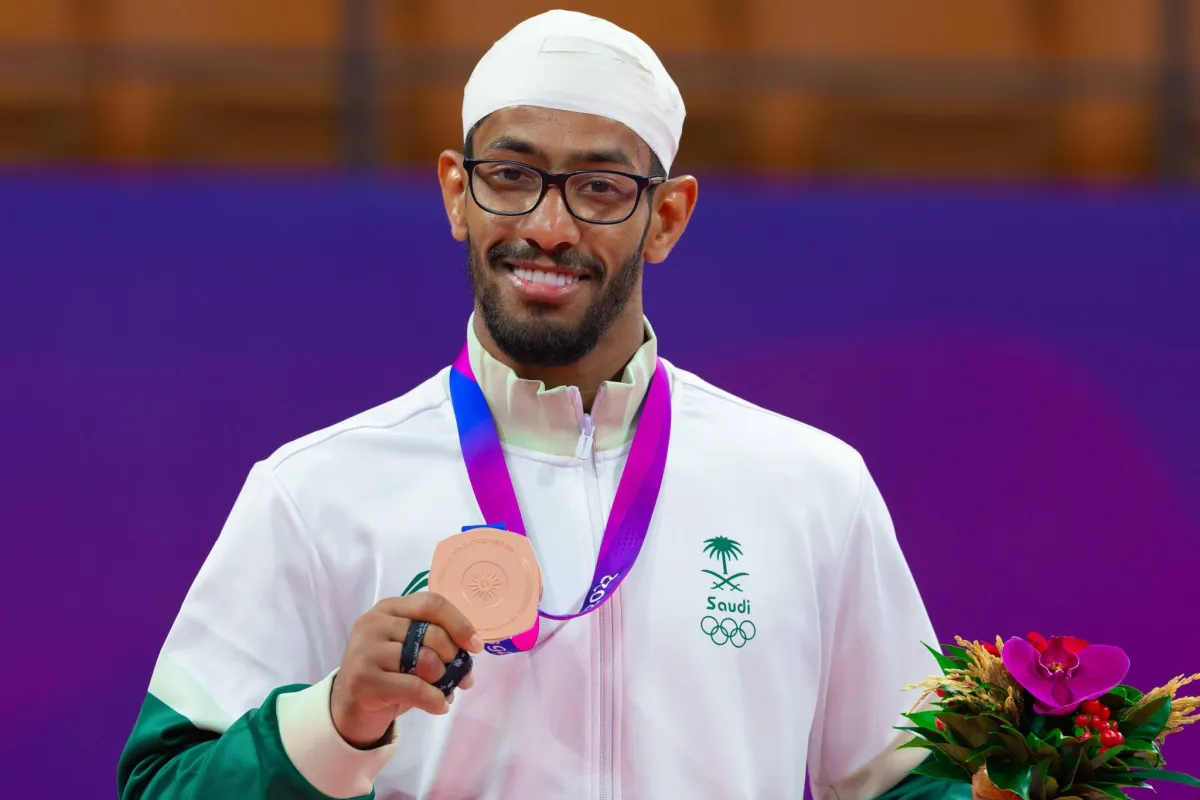 لاعب المنتخب السعودي للجوجيتسو عبدالملك آل مرضي يحصد البرونزية في دورة الألعاب الآسيوية الـ19 - الصورة من حساب اللجنة الأولمبية والبارالمبية على إكس