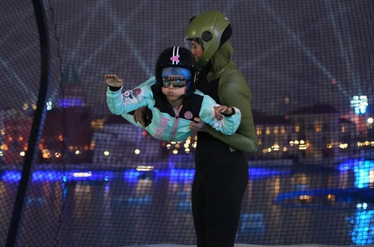 "رزان العجمي" أول سعودية تحصل على رخصة القفز المظلي الحر - الصورة من واس