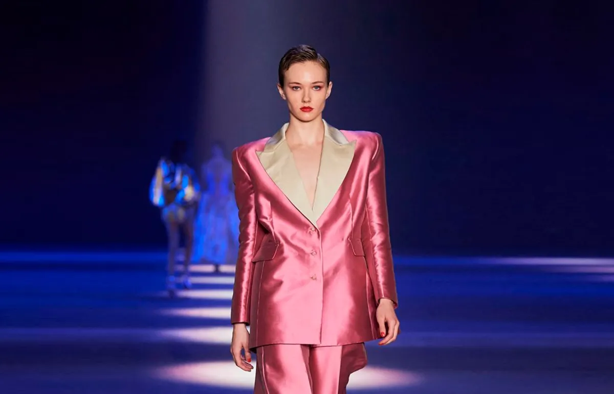 ملابس باللون الوردي للمحجبات من ألميس Alemais (الصورة من موقع Launchmetrics/Spotlight ©)