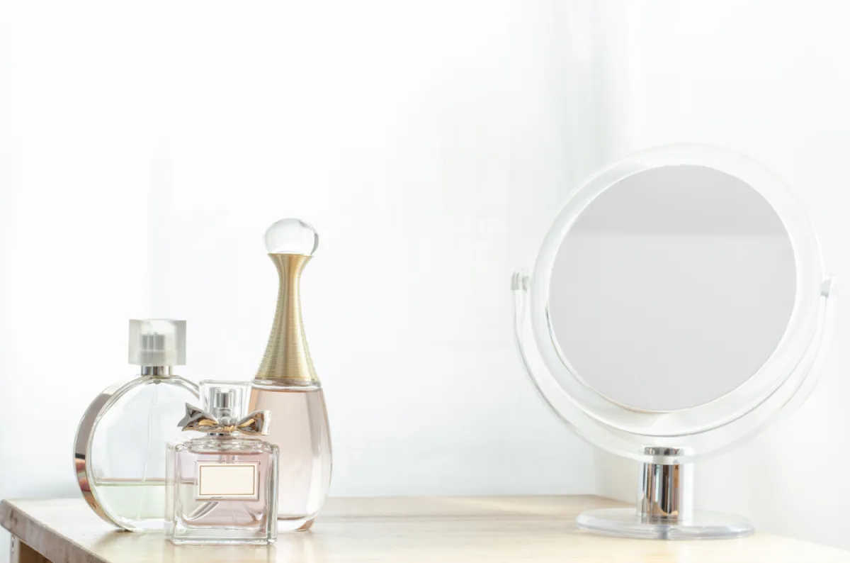 مرآة صغيرة لمراقبة تفاصيل الوجه 