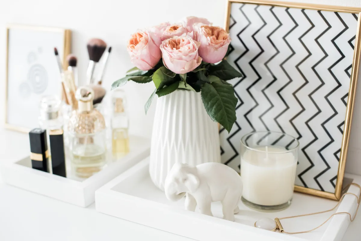 من الجذاب تزيين سطح المنضدة بالاكسسوارات