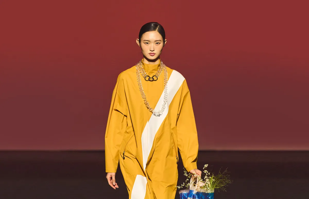 إطلالات باللون الأصفر للمحجبات من بارتس بارتس Partsparts (الصورة من موقع Launchmetrics/Spotlight ©)