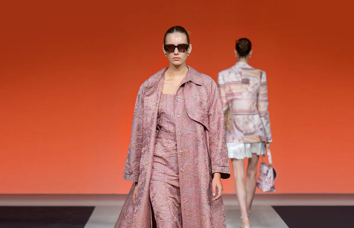 فستان طويل باللون الوردي من لورا بياغيوتي Laura Biagiotti (الصورة من موقع Launchmetrics/Spotlight ©)