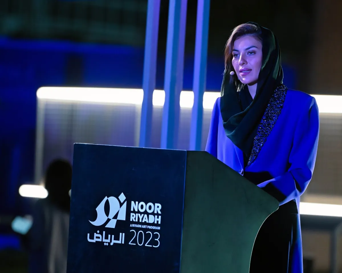المهندسة نوف  المنيف مدير احتفال نور الرياض تلقي الكلمة الافتتاحية