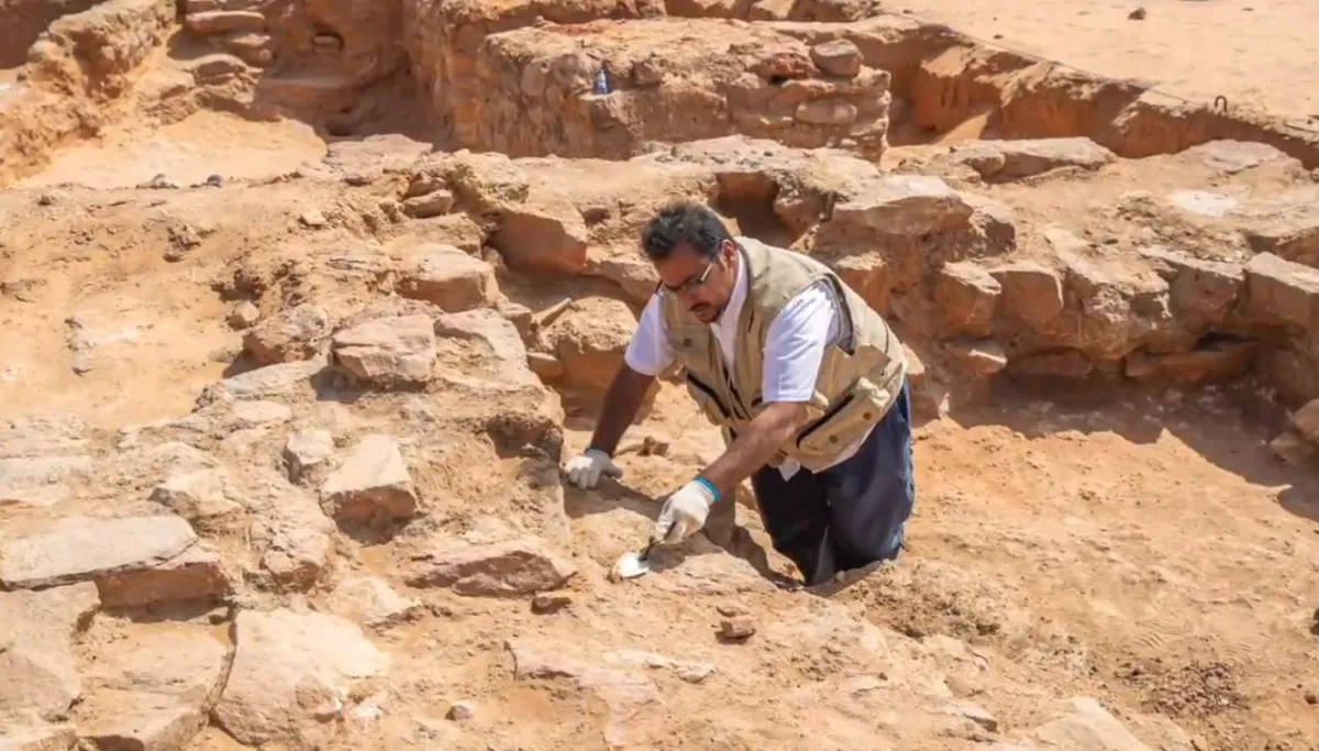 اكتشاف قطع أثرية في سكاكا يعود تاريخها لـ300 عام قبل الميلاد - الصورة من حساب هيئة التراث على إكس