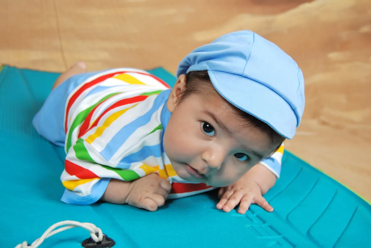 صورة طفل يحاول أن يحبو