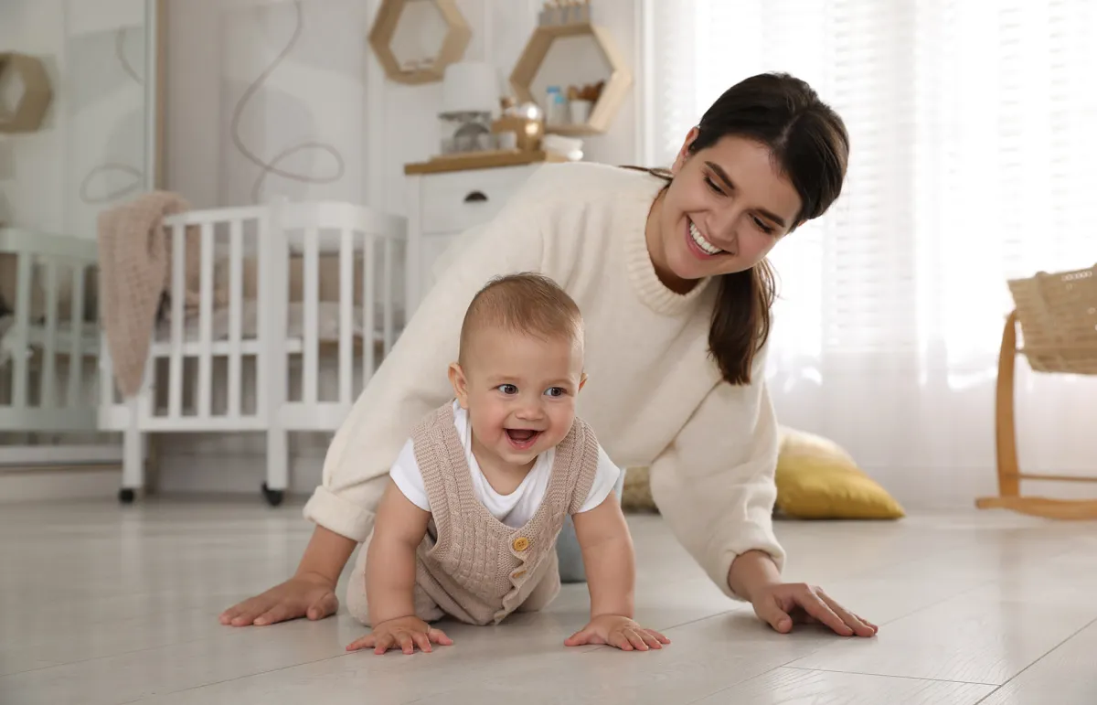 متى يبدأ الطفل بالجلوس والحبو؟ - الصورة من Shutterstock 