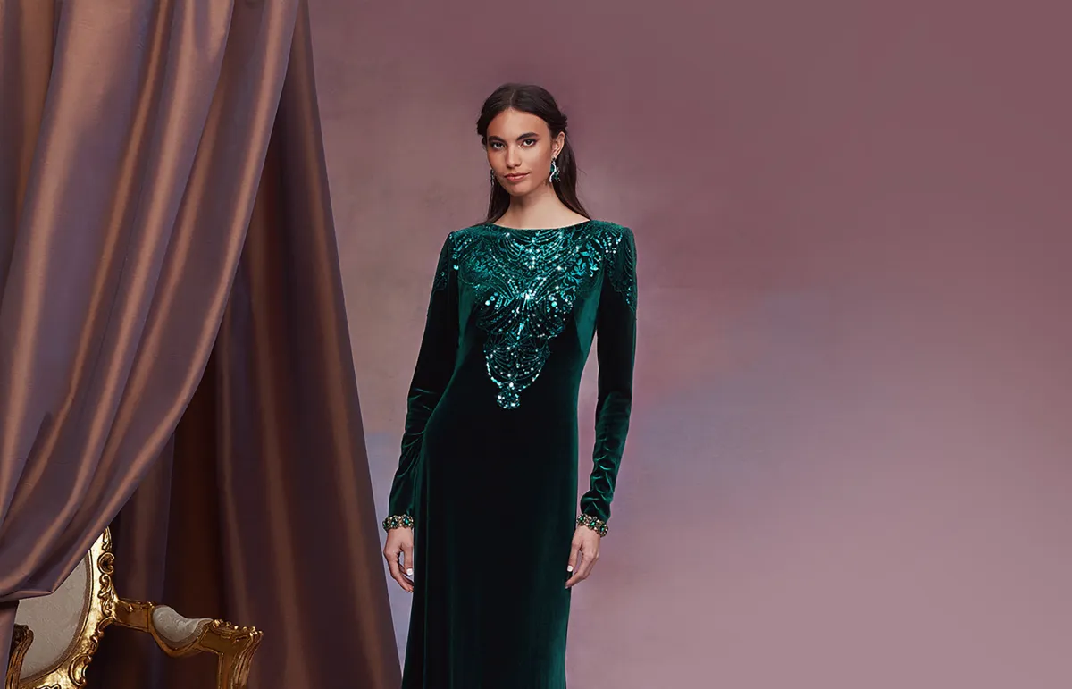 فساتين طويلة بتدرجات اللون الأخضر  من تاداشي شوجي «Tadashi Shoji» (الصورة من موقع Launchmetrics/Spotlight ©)